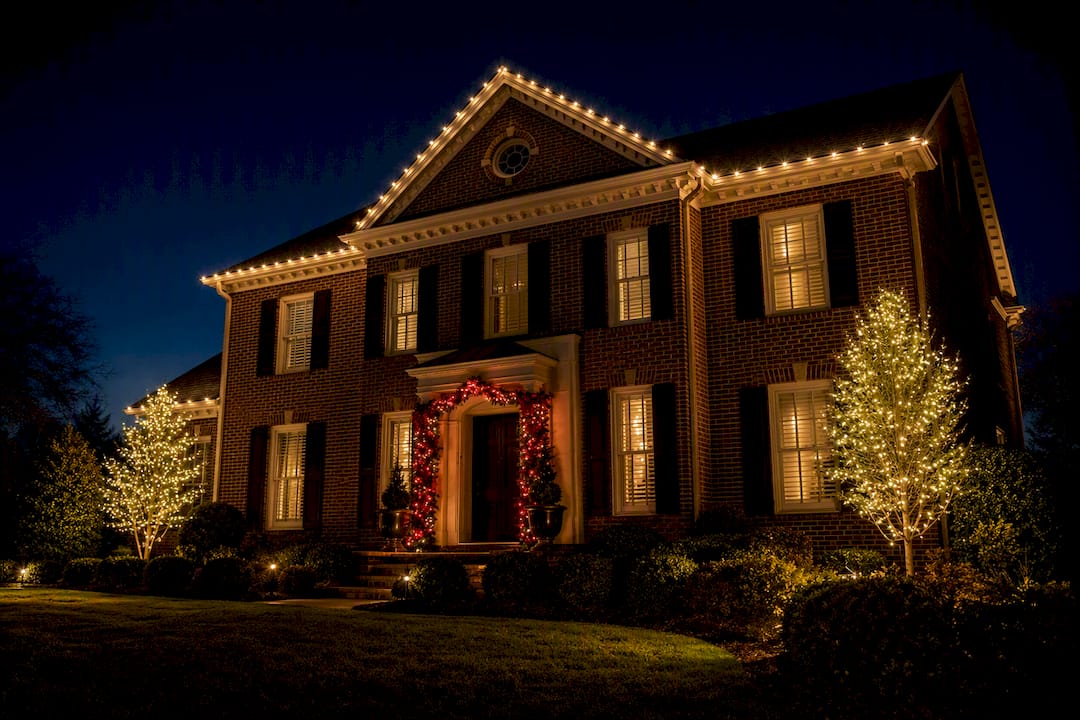 10 Holiday Lighting Color Schemes Built Around Warm White